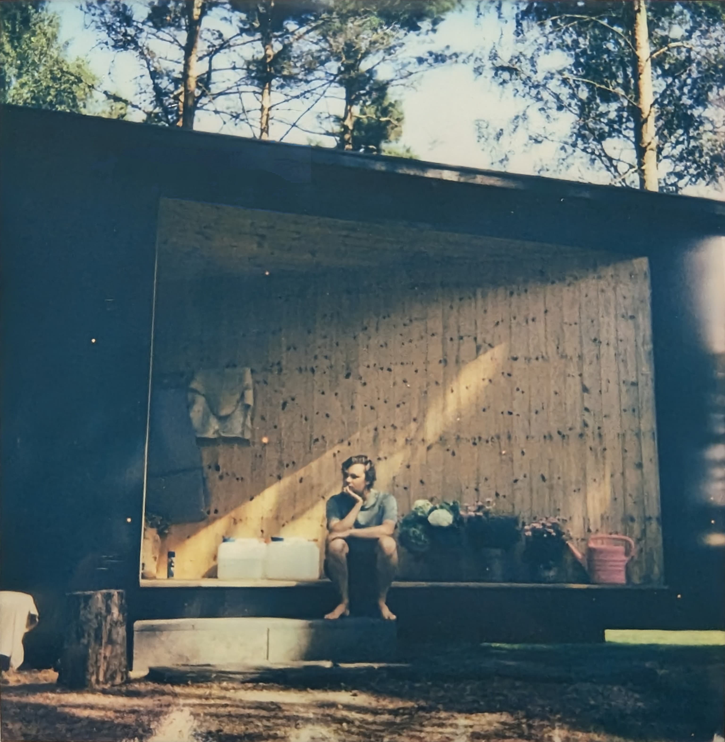 Een man lars op een veranda in Zweden